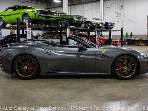 Used 2010 Ferrari California RWD image 9