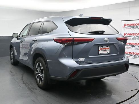 Used 2021 Toyota Highlander XLE AWD/4WD image 6
