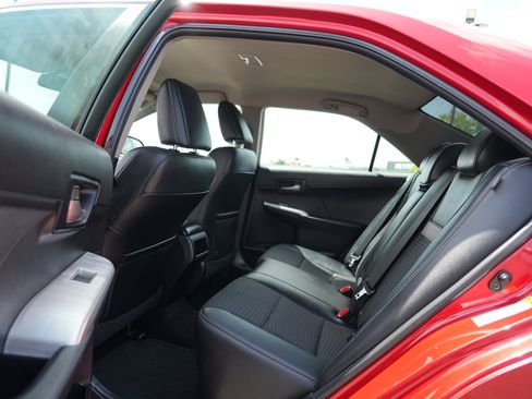 Used 2014 Toyota Camry SE FWD image 18