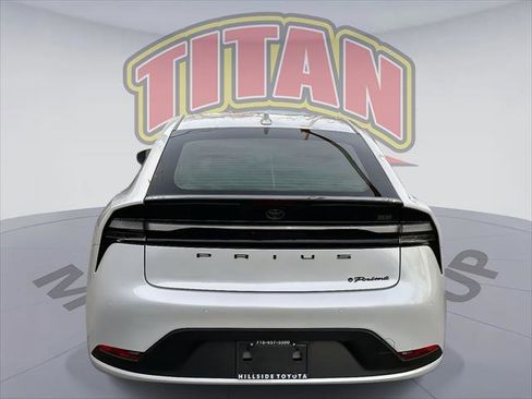 Used 2024 Toyota Prius Prime SE image 3