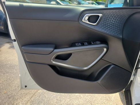 Certified 2025 Kia Soul EX FWD image 17