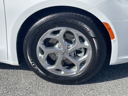 Used 2022 Chrysler Pacifica Limited image 10