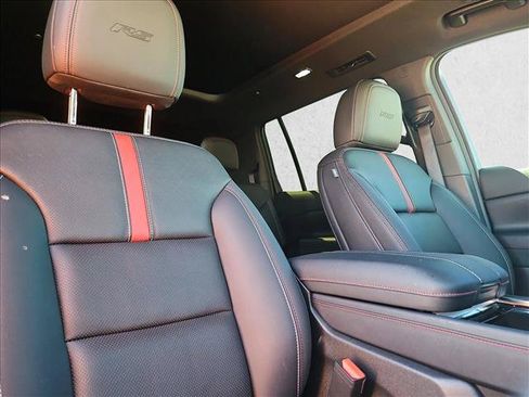 Used 2025 Chevrolet Traverse RS FWD image 15
