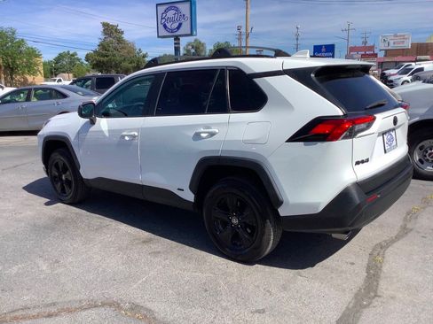 Used 2021 Toyota RAV4 LE AWD/4WD image 10