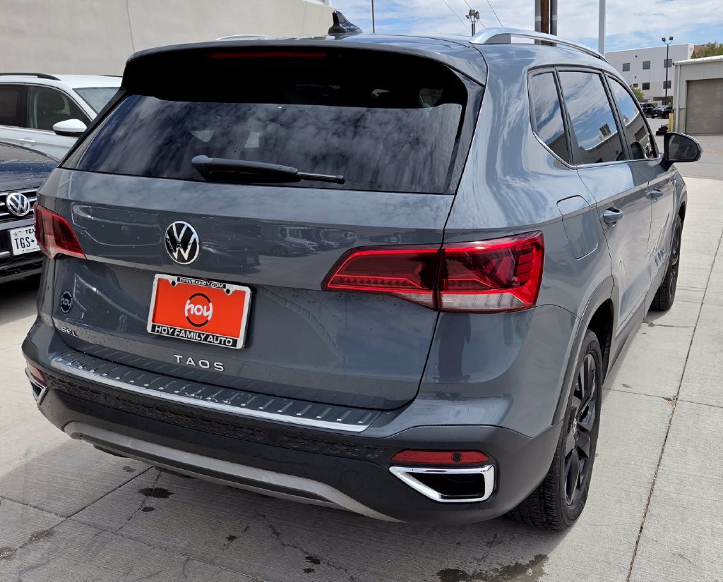 Used 2022 Volkswagen Taos SEL w/ Panoramic Sunroof Package FWD image 6