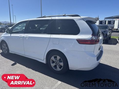 Used 2020 Toyota Sienna LE w/ LE Preferred Package FWD image 18