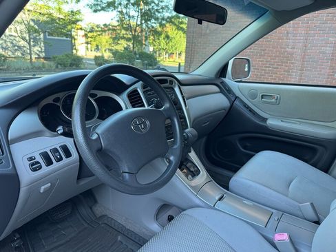Used 2005 Toyota Highlander 4WD V6 w/ 3rd Row image 10