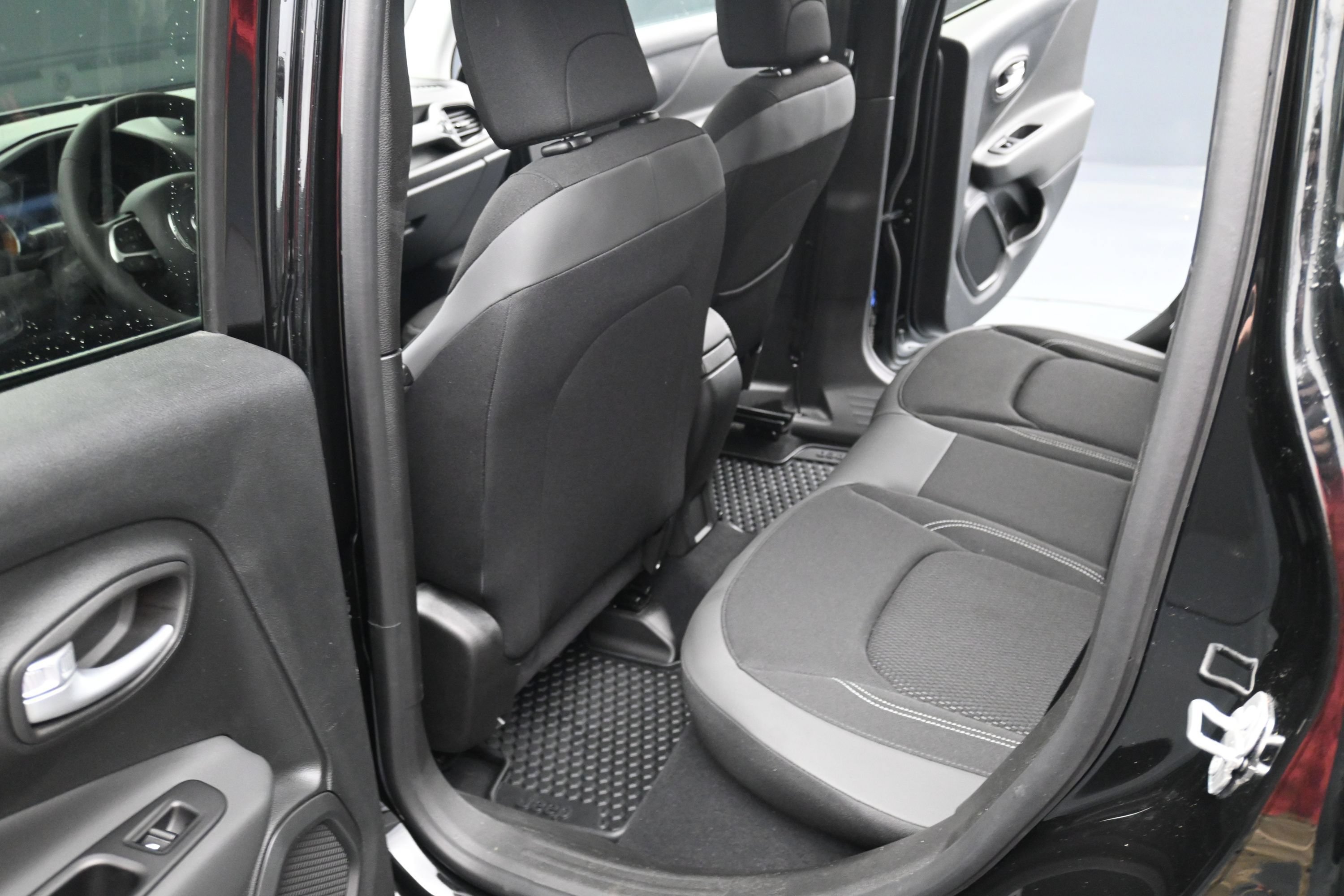 Used 2023 Jeep Renegade Altitude AWD/4WD image 13