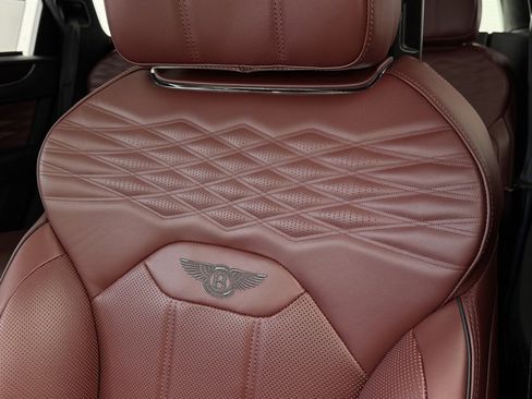 Used 2025 Bentley Bentayga image 5