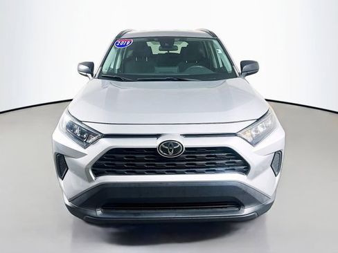Used 2019 Toyota RAV4 LE FWD image 4