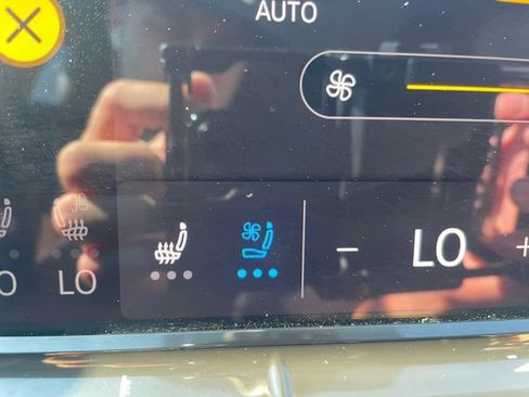 Used 2024 Volkswagen Atlas Peak Edition SE AWD/4WD image 17