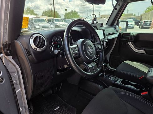 Used 2018 Jeep Wrangler Unlimited Sahara w/ Connectivity Group AWD/4WD image 7