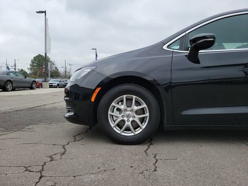 Used 2025 Chrysler Voyager LX image 9