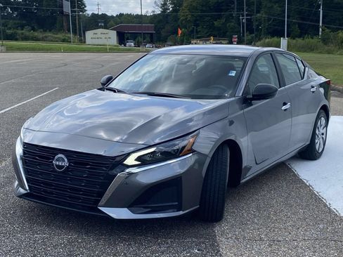 Used 2025 Nissan Altima 2.5 S FWD image 3