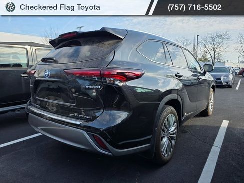 Used 2024 Toyota Highlander Platinum image 6