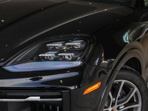 Used 2025 Porsche Cayenne image 8