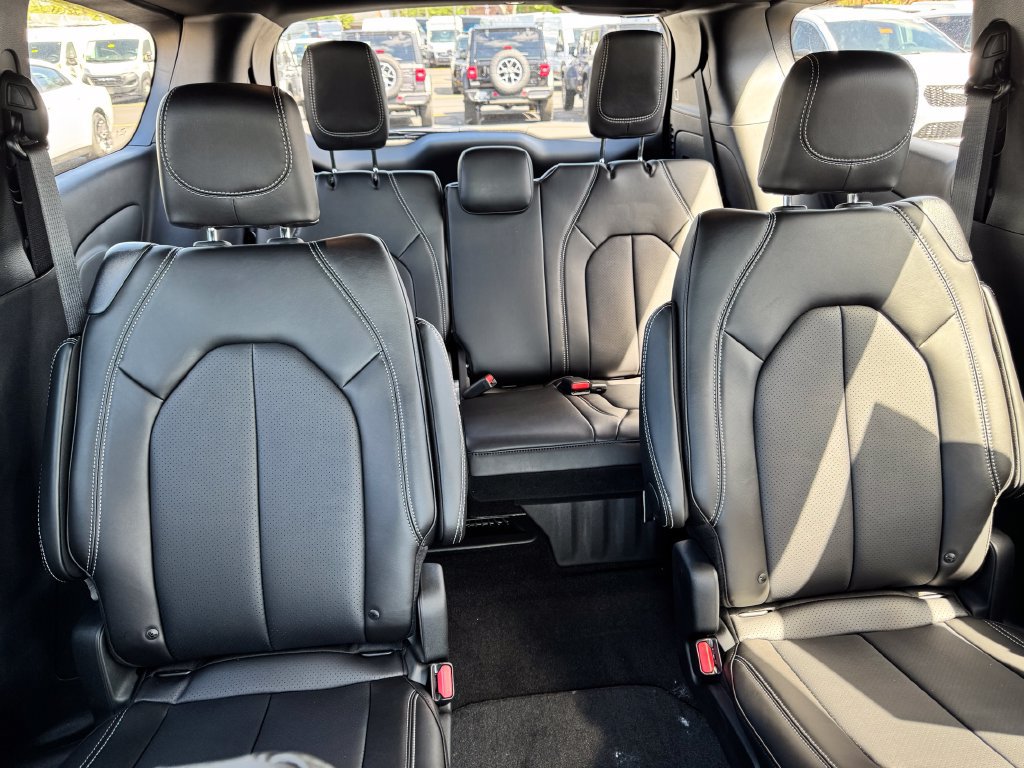 New 2026 Chrysler Pacifica Select FWD image 13
