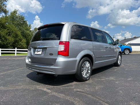 Used 2015 Chrysler Town & Country Touring-L w/ Driver Convenience Group FWD image 3