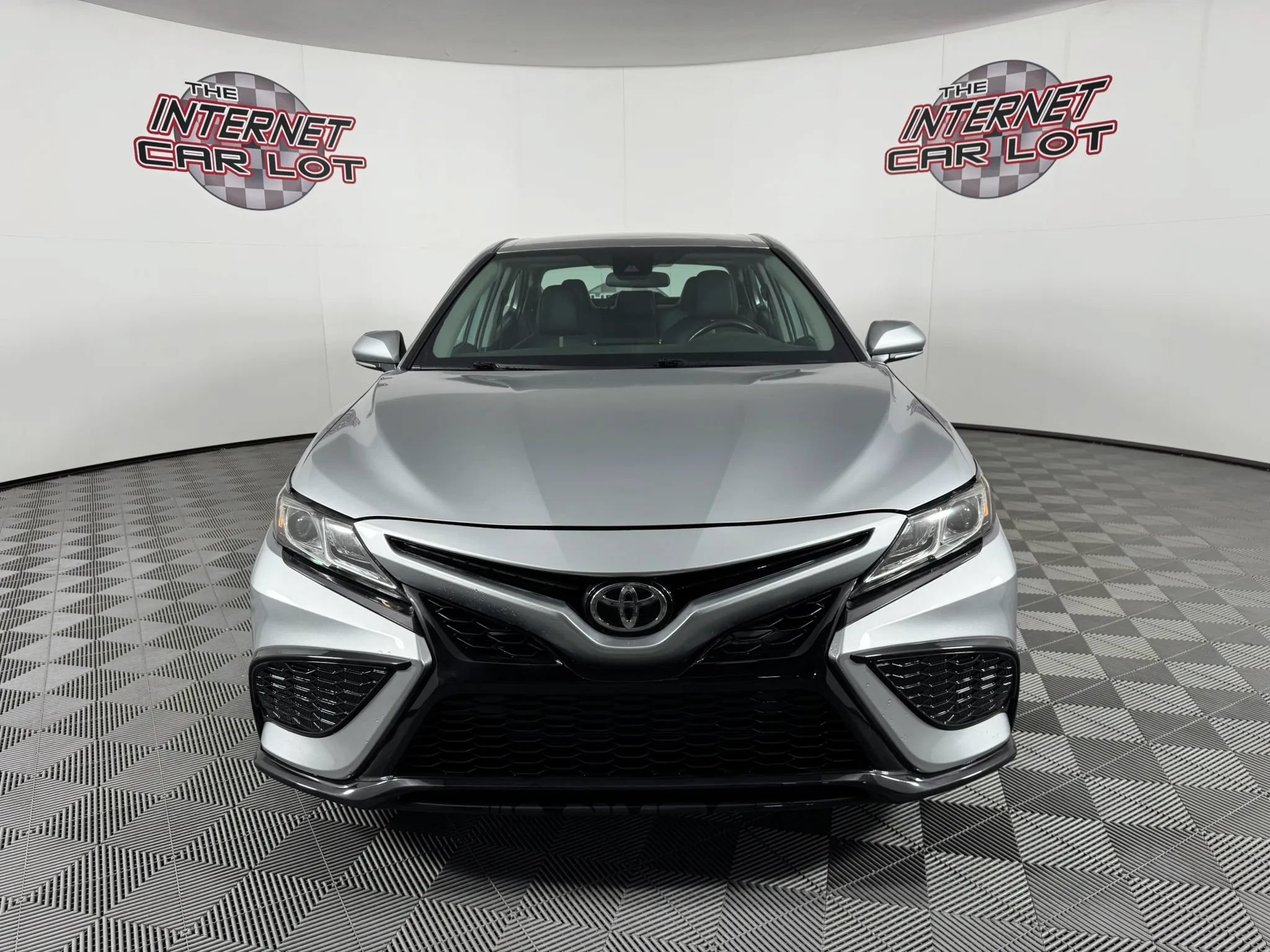 Used 2023 Toyota Camry SE FWD image 2