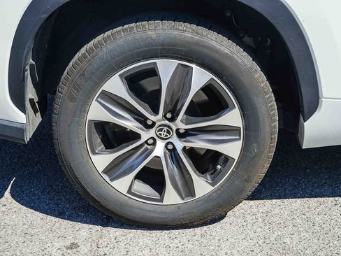 Used 2023 Toyota Highlander XLE image 10