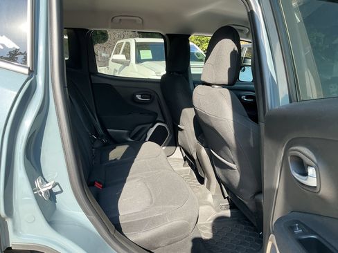 Used 2017 Jeep Renegade Latitude AWD/4WD image 6