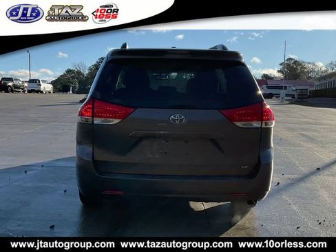 Used 2014 Toyota Sienna LE FWD image 2