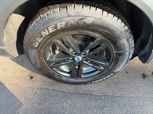 Used 2022 Ford Explorer XLT w/ Equipment Group 202A AWD/4WD image 46