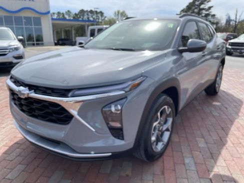 Used 2025 Chevrolet Trax LT w/ Driver Confidence Package FWD image 1