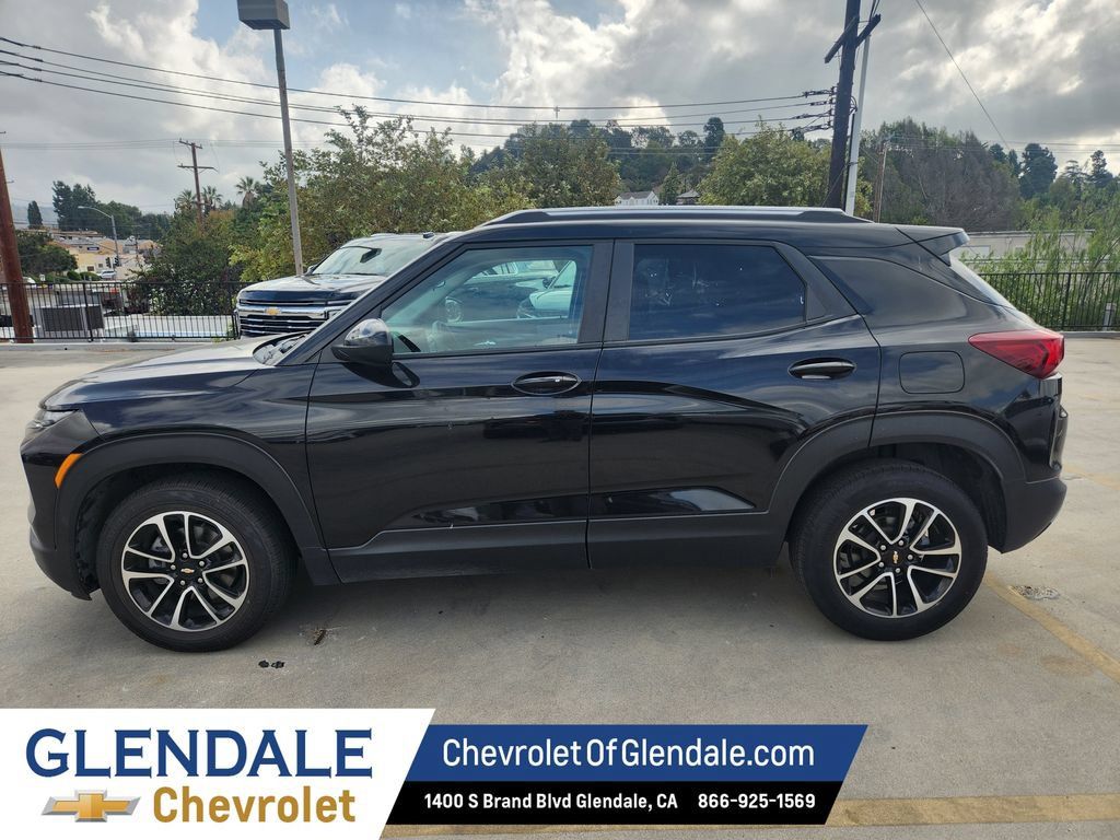 Used 2025 Chevrolet TrailBlazer LT FWD image 3