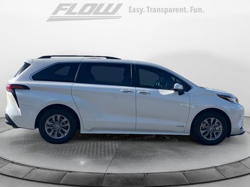 Used 2021 Toyota Sienna XLE image 10