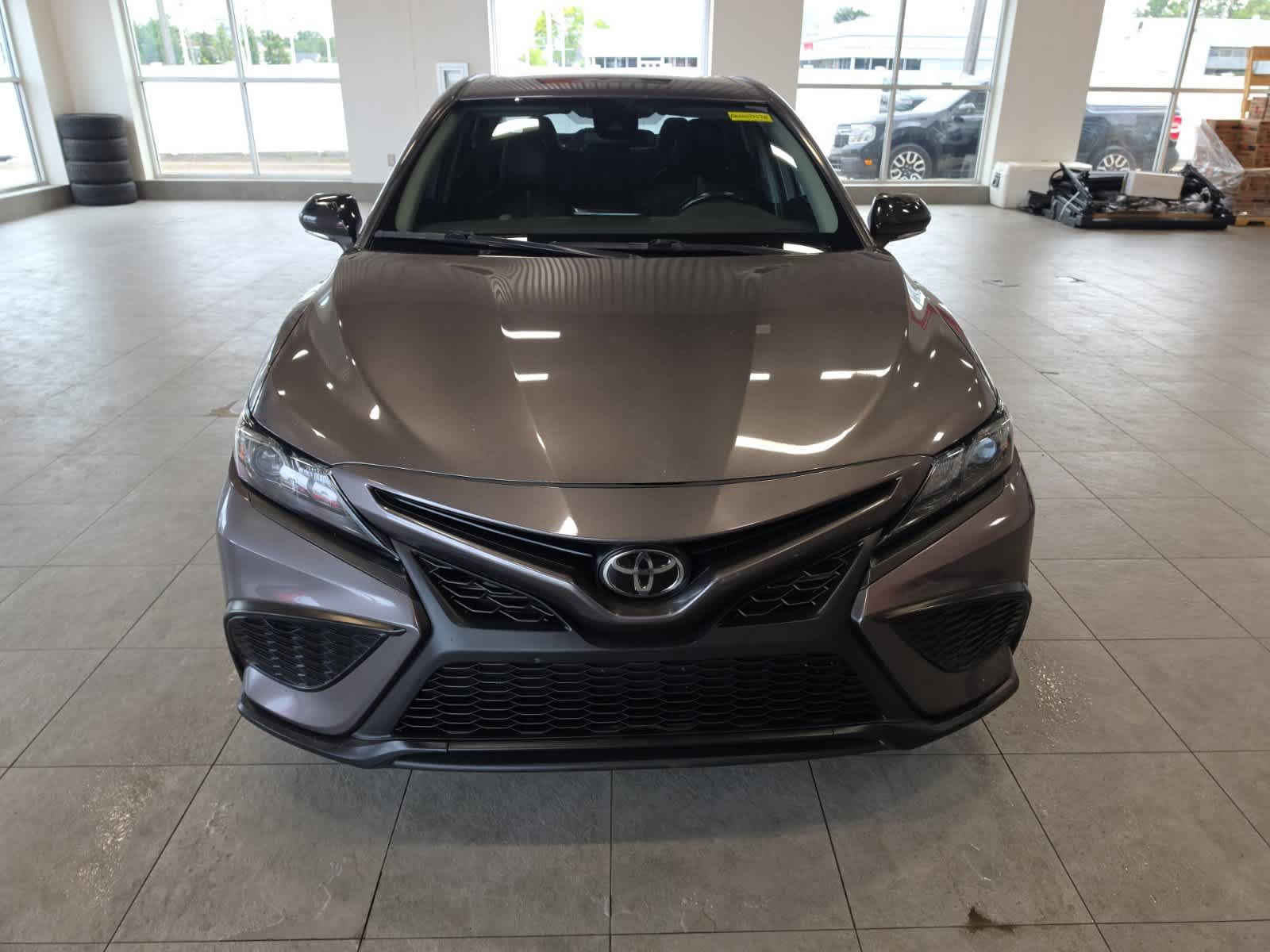Used 2022 Toyota Camry SE FWD image 2