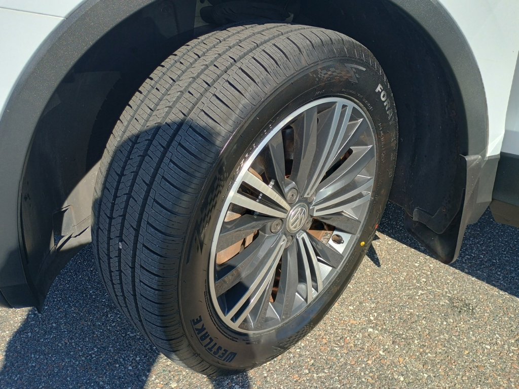Used 2018 Volkswagen Tiguan SE w/ 18" Alloy Wheels Package FWD image 9
