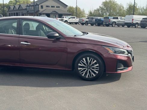 Used 2024 Nissan Altima 2.5 SV FWD image 4