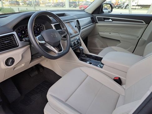 Certified 2022 Volkswagen Atlas SE image 12