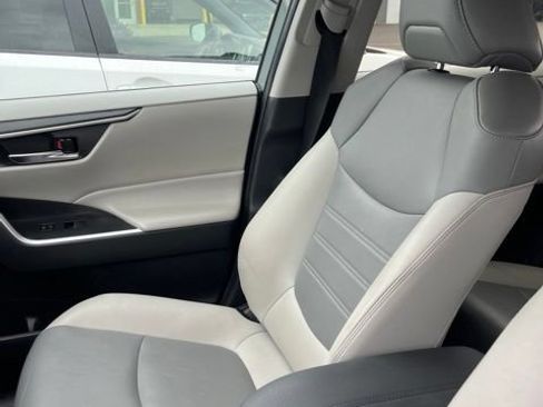 Used 2022 Toyota RAV4 XLE Premium AWD/4WD image 4