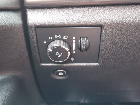 Used 2019 Jeep Grand Cherokee Altitude image 23