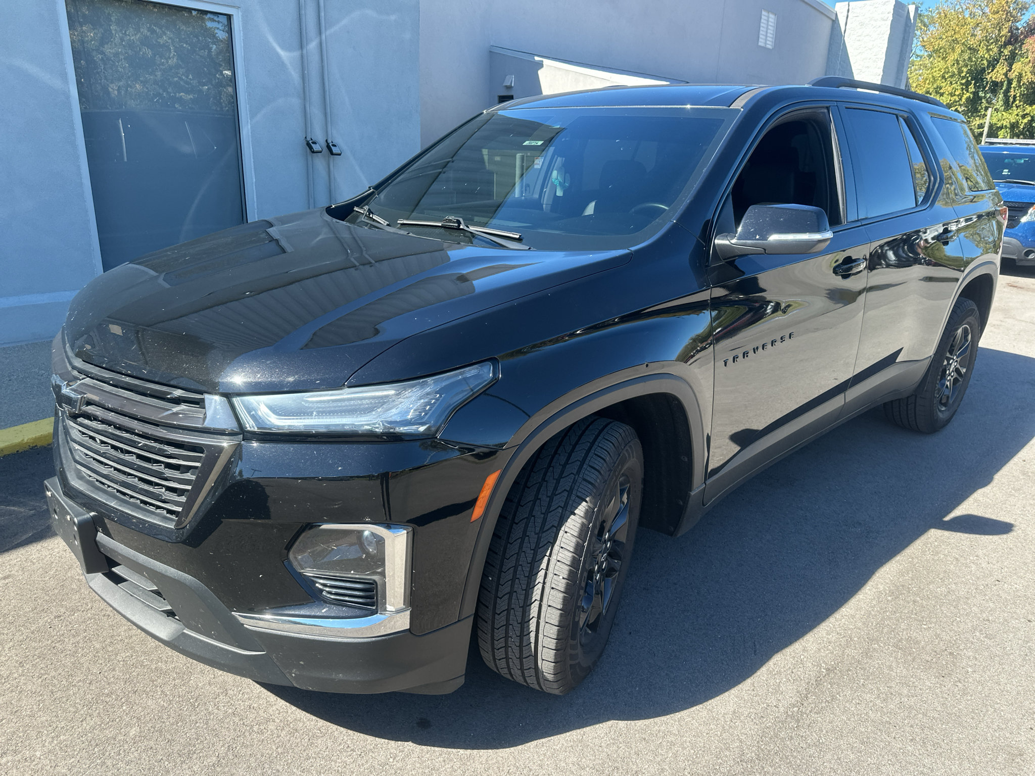 Used 2022 Chevrolet Traverse LT w/ Midnight/Sport Edition FWD image 3