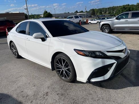 Used 2022 Toyota Camry SE w/ Convenience Package FWD image 2