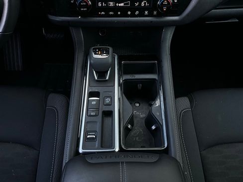 Used 2024 Nissan Pathfinder SV image 16