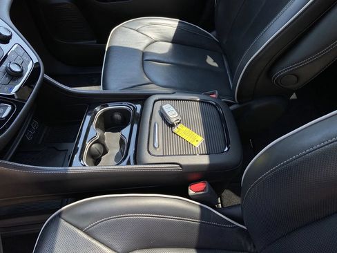 Used 2025 Chrysler Pacifica Limited FWD image 27