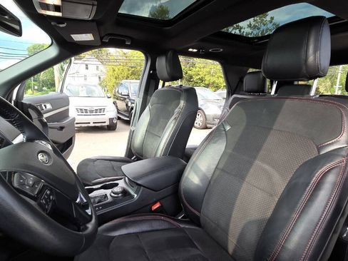 Used 2019 Ford Explorer XLT w/ Equipment Group 202A AWD/4WD image 28