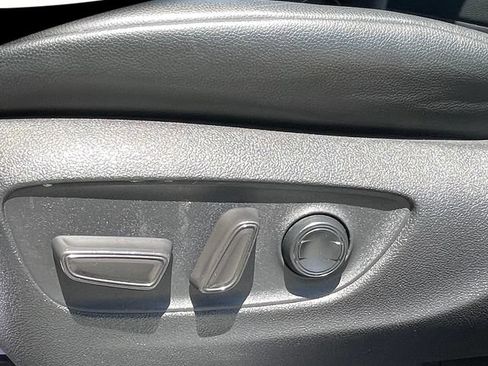 Used 2021 Toyota Highlander XLE AWD/4WD image 12