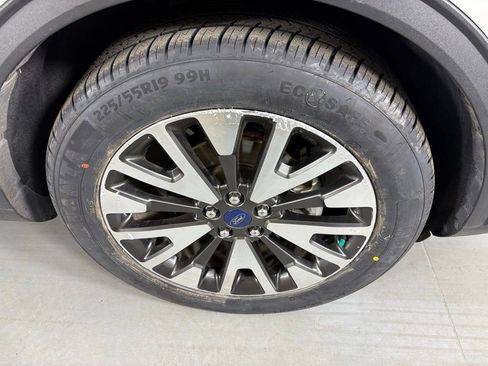 Used 2020 Ford Escape Titanium image 10