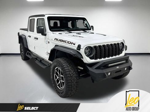 Used 2024 Jeep Gladiator Rubicon w/ Technology Group AWD/4WD image 5