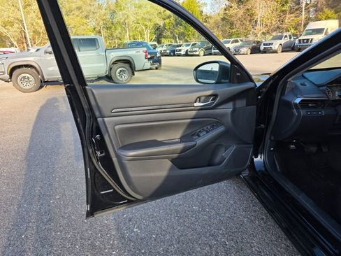 Used 2025 Nissan Altima 2.5 SV image 15