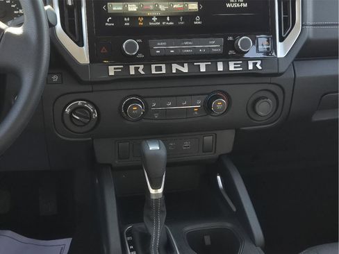 Used 2025 Nissan Frontier SV image 24