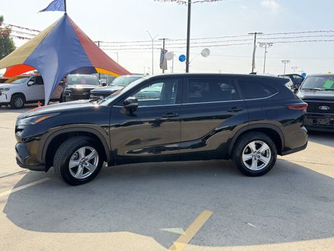 Used 2025 Toyota Highlander LE FWD image 9