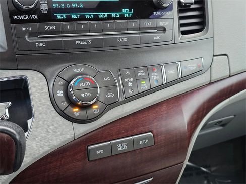 Used 2013 Toyota Sienna XLE image 25