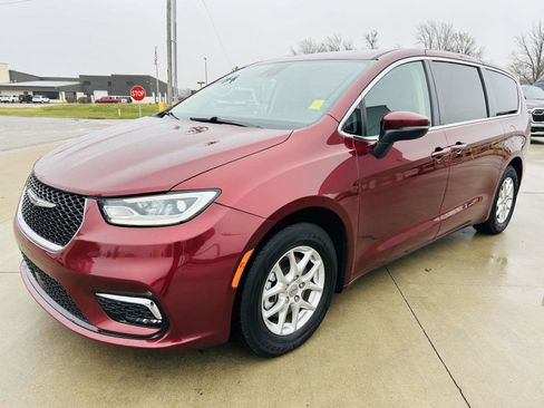 Used 2023 Chrysler Pacifica Touring-L image 35