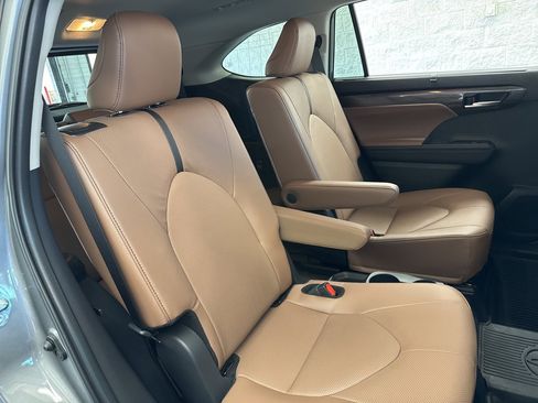 Certified 2025 Toyota Highlander Limited image 49